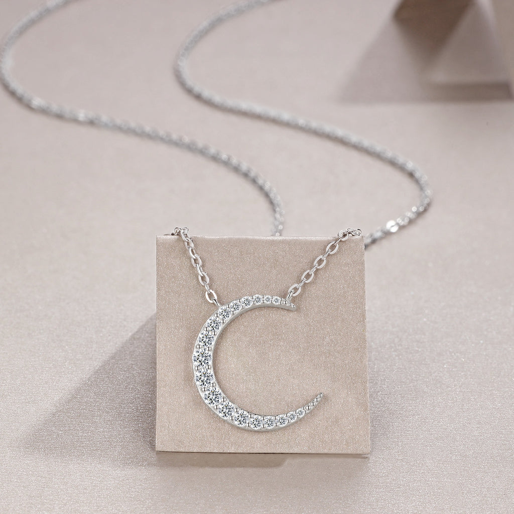 A Luxurious And Fashionable Minimalist Jewelry Pendant Necklace Featuring Top-quality Moissanite, Made Of S925 Silver Electroplated With Platinum.