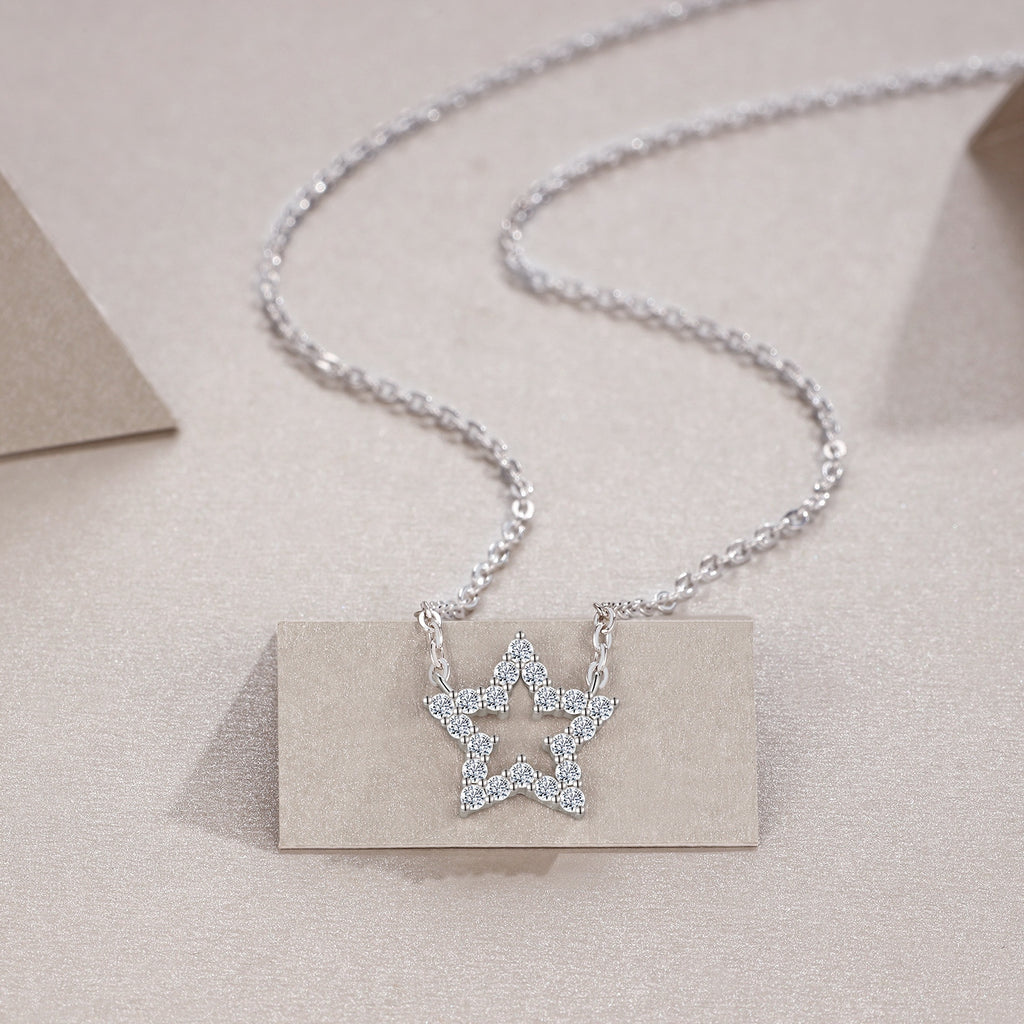 A Luxurious And Fashionable Minimalist Jewelry Pendant Necklace Featuring Top-quality Moissanite, Made Of S925 Silver Electroplated With Platinum.